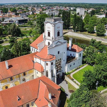 Hotel Domus Collis Gyor Bagian luar foto