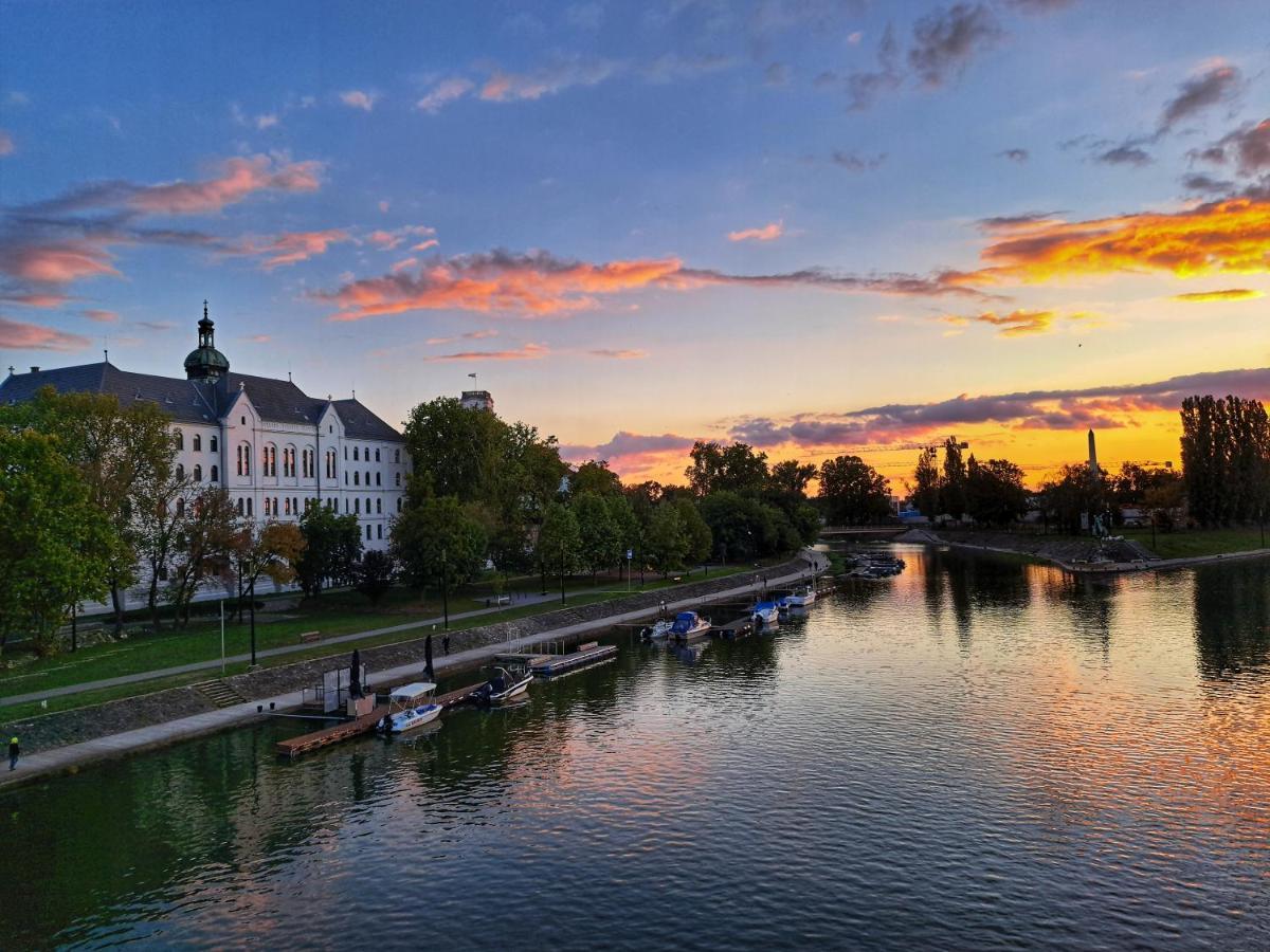 Hotel Domus Collis Gyor Bagian luar foto