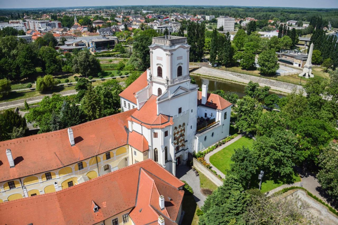 Hotel Domus Collis Gyor Bagian luar foto