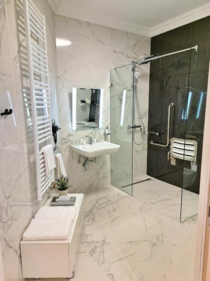 Hotel Domus Collis Gyor Bagian luar foto
