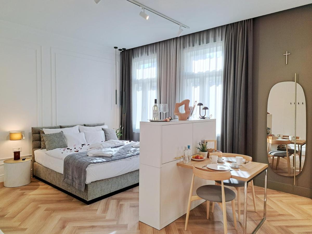 Hotel Domus Collis Gyor Bagian luar foto