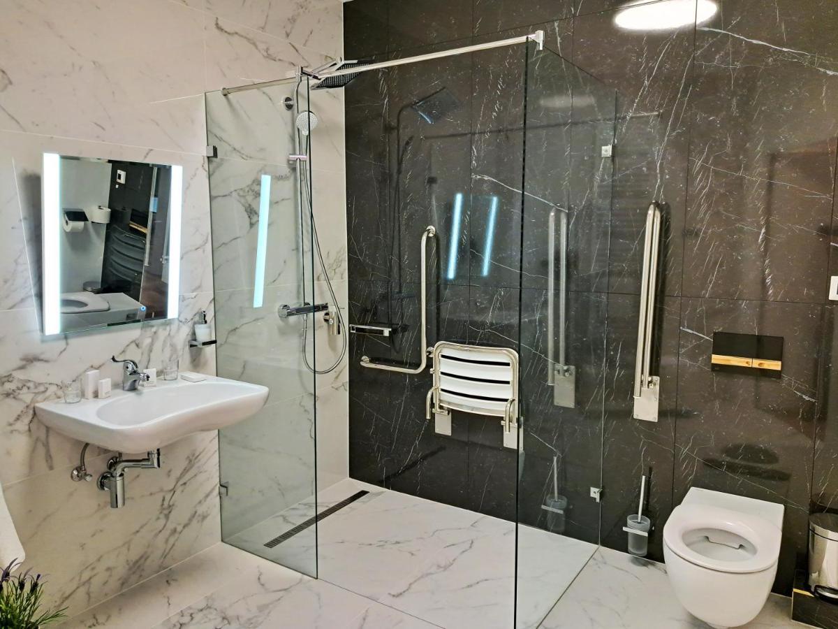 Hotel Domus Collis Gyor Bagian luar foto