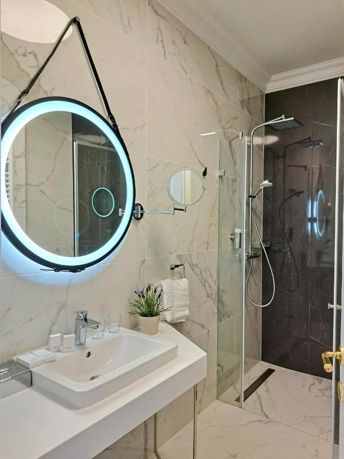 Hotel Domus Collis Gyor Bagian luar foto