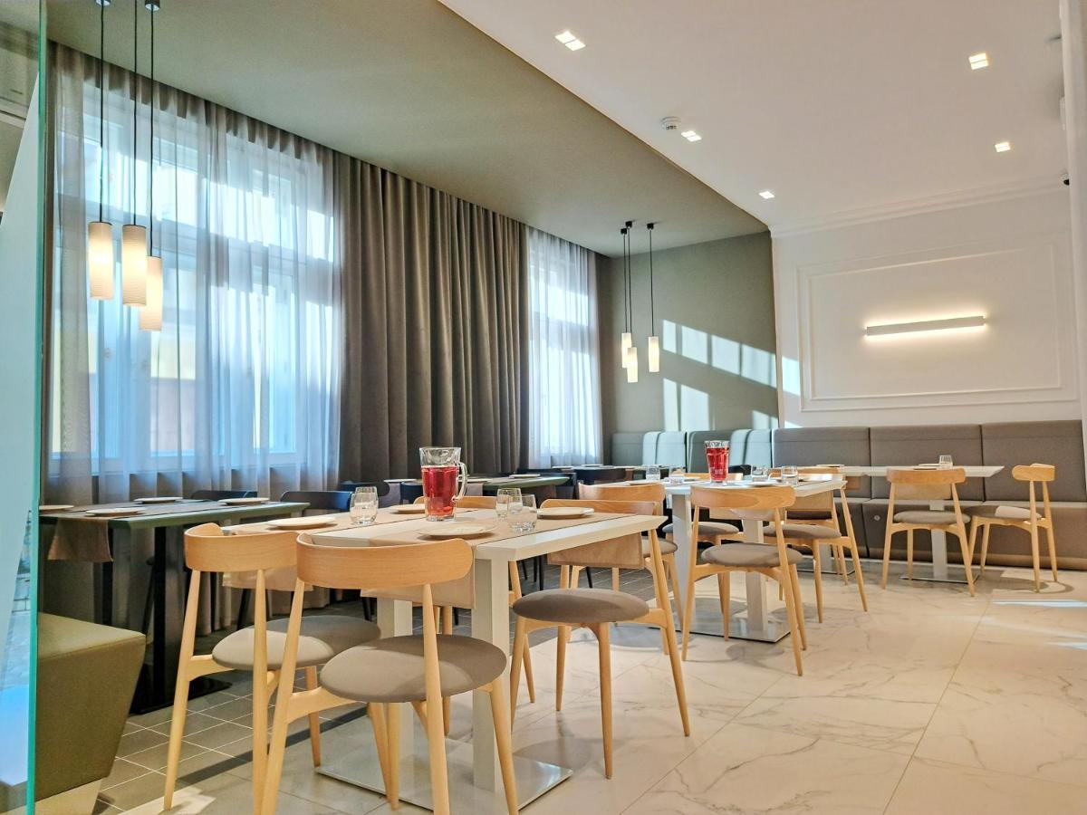 Hotel Domus Collis Gyor Bagian luar foto
